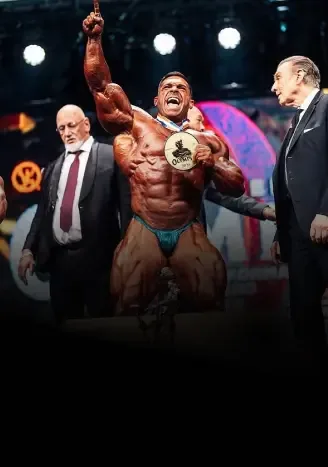 Ramon Dino sendo premiado no palco do Mr. Olympia