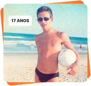 Pacholok aos 17 anos, magro, na praia